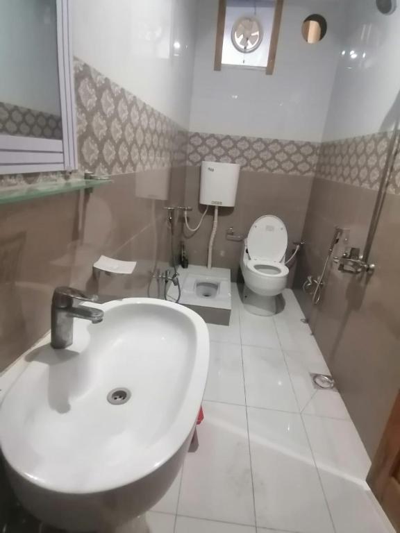 Koupelna v ubytování Crystal Hotel