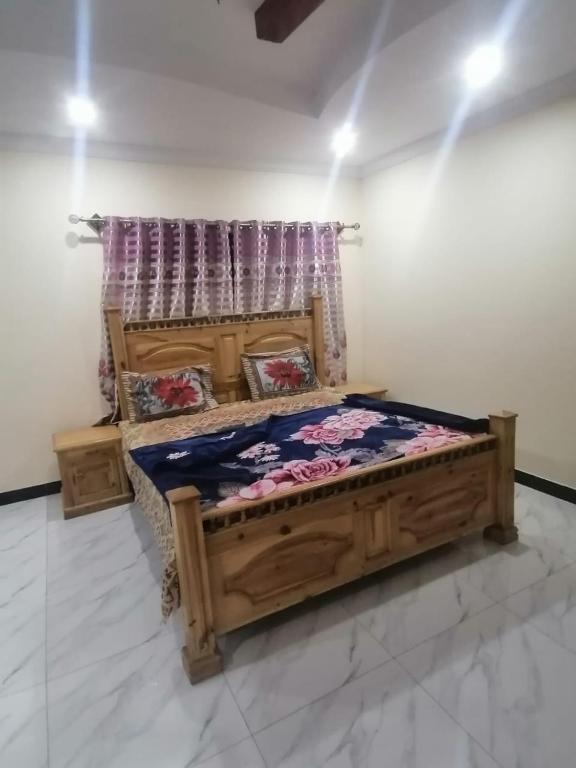 Postel nebo postele na pokoji v ubytování Crystal Hotel
