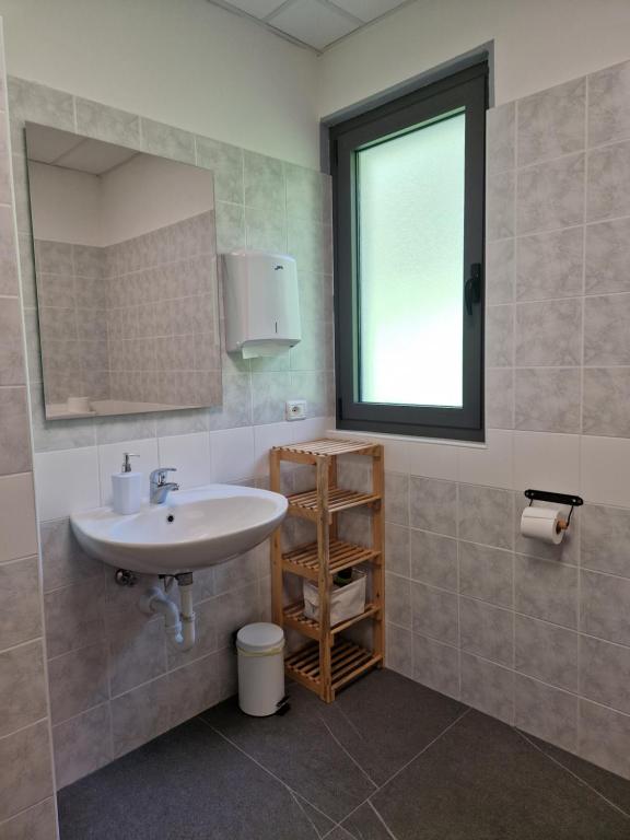 uma casa de banho com um lavatório e um espelho em La Vrata Gialla em Taipana