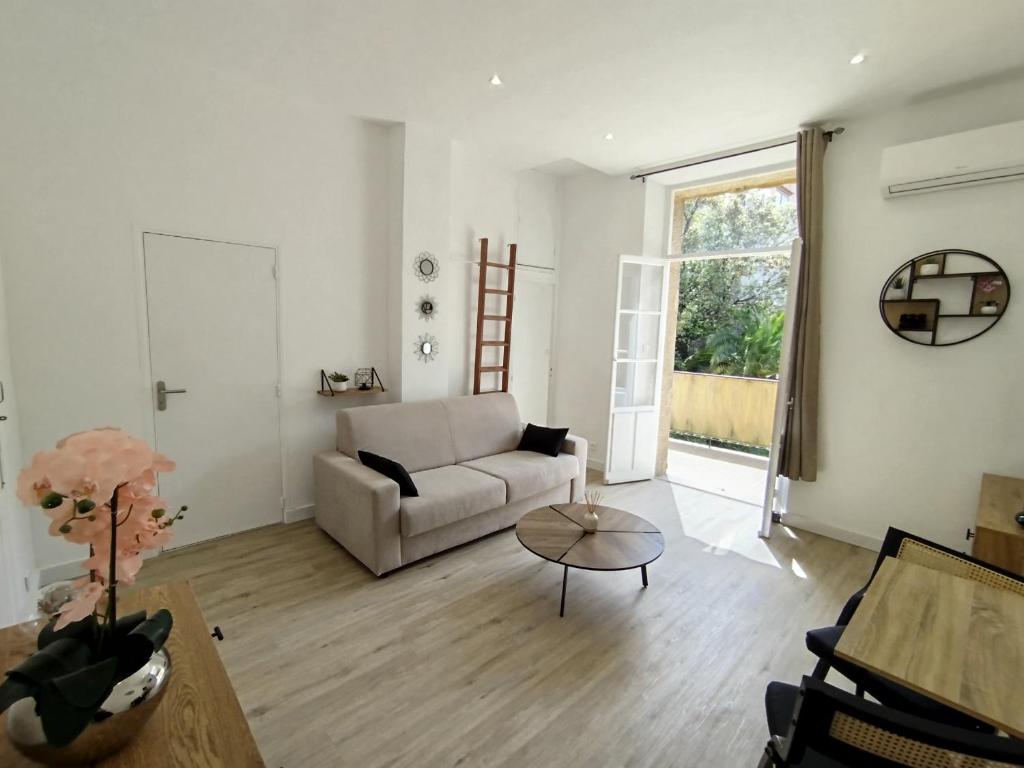 un salon avec un canapé et une table dans l'établissement Grand studio avec terrasse, à Cannes