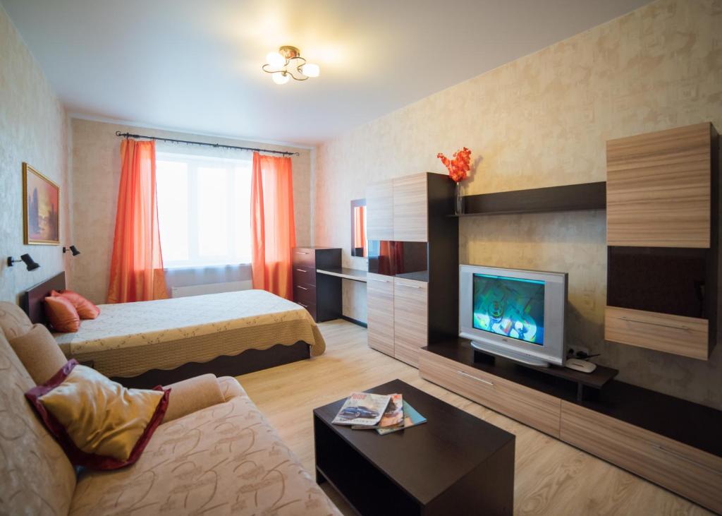 ヴォロネジにあるATLANT Apartments 219のベッドとテレビ付きのホテルルーム