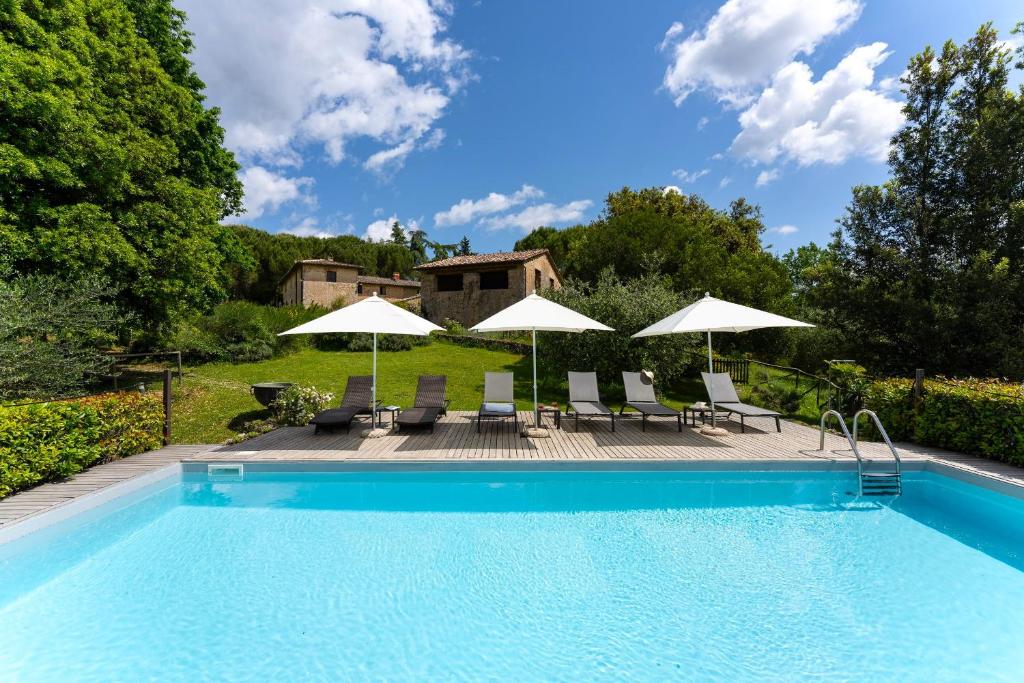 Bazén v ubytování Borgo dei Fondi nebo v jeho okolí