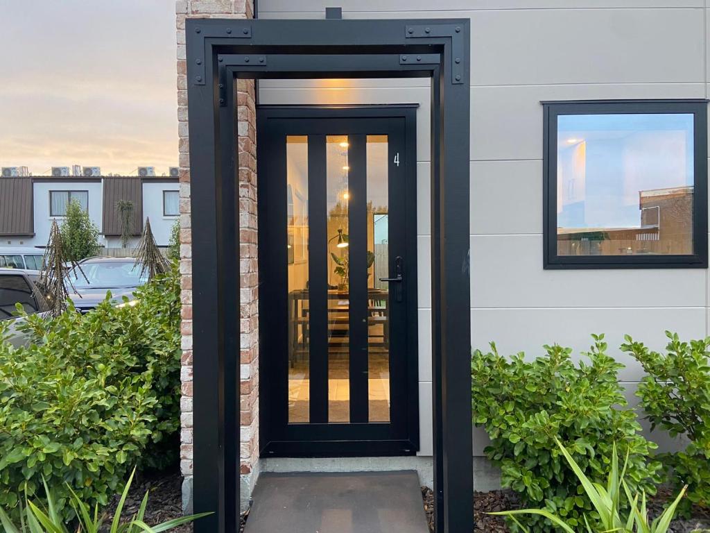 Near Stadium and railway station 3 beds 1 bath townhouse with Car Park onsite - Resim 34