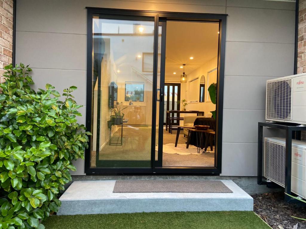 Near Stadium and railway station 3 beds 1 bath townhouse with Car Park onsite - Resim 33