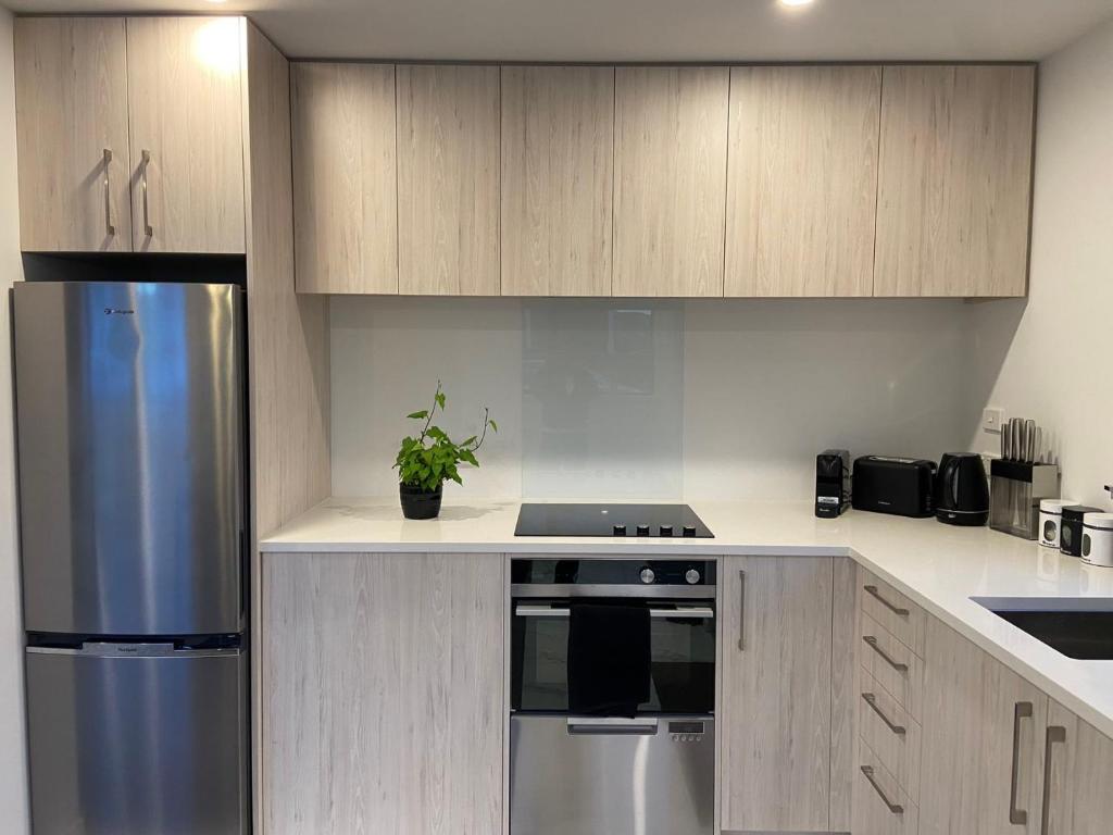 Near Stadium and railway station 3 beds 1 bath townhouse with Car Park onsite - Resim 2