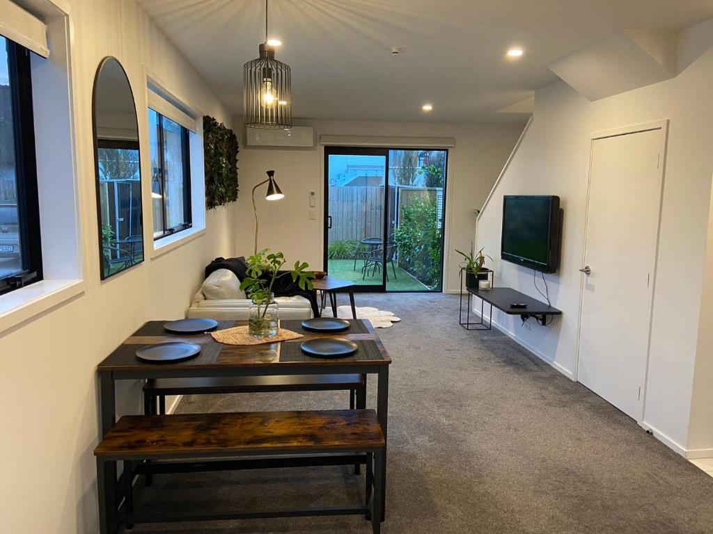 Near Stadium and railway station 3 beds 1 bath townhouse with Car Park onsite - Resim 9