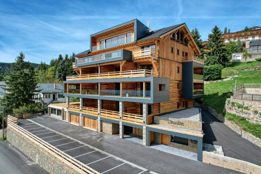 un edificio de madera con balcones en una colina en Résidence l'Insolite, en Font-Romeu-Odeillo-Via
