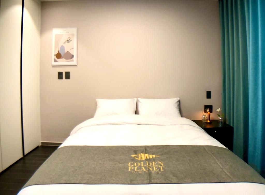 Postel nebo postele na pokoji v ubytování Golden Planet Hotel-Pyeongtaek Godeck