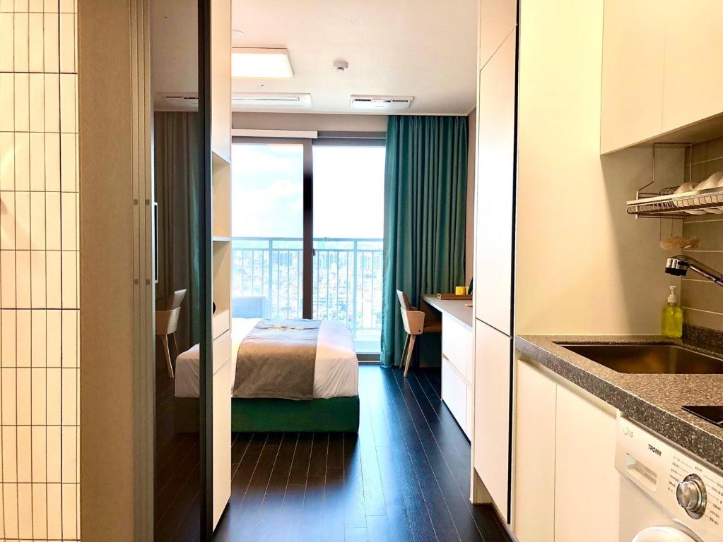 Postel nebo postele na pokoji v ubytování Golden Planet Hotel-Pyeongtaek Godeck