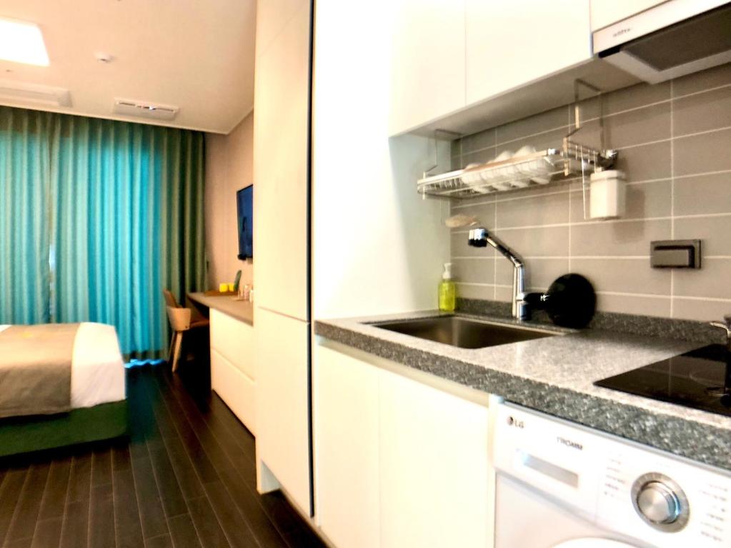 Kuchyň nebo kuchyňský kout v ubytování Golden Planet Hotel-Pyeongtaek Godeck