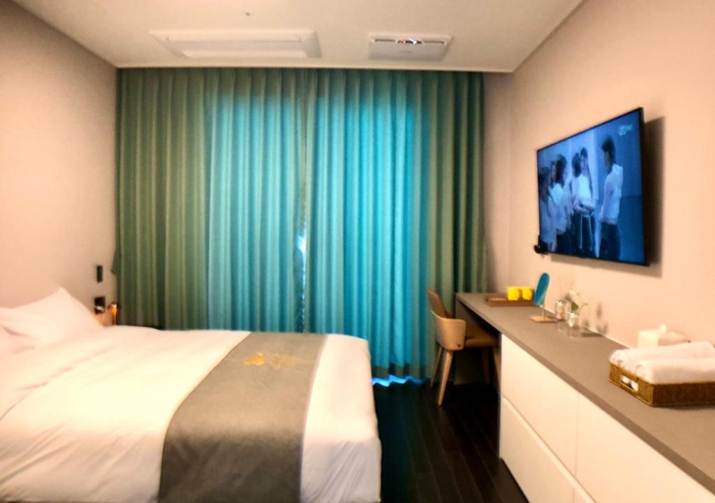 Postel nebo postele na pokoji v ubytování Golden Planet Hotel-Pyeongtaek Godeck