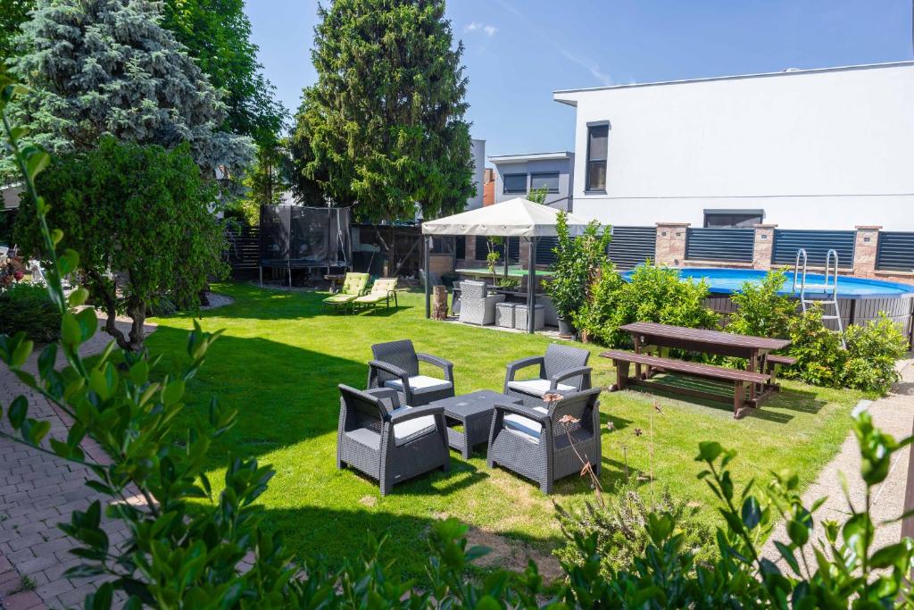 Bazén v ubytování Pension Haus Sanz nebo v jeho okolí