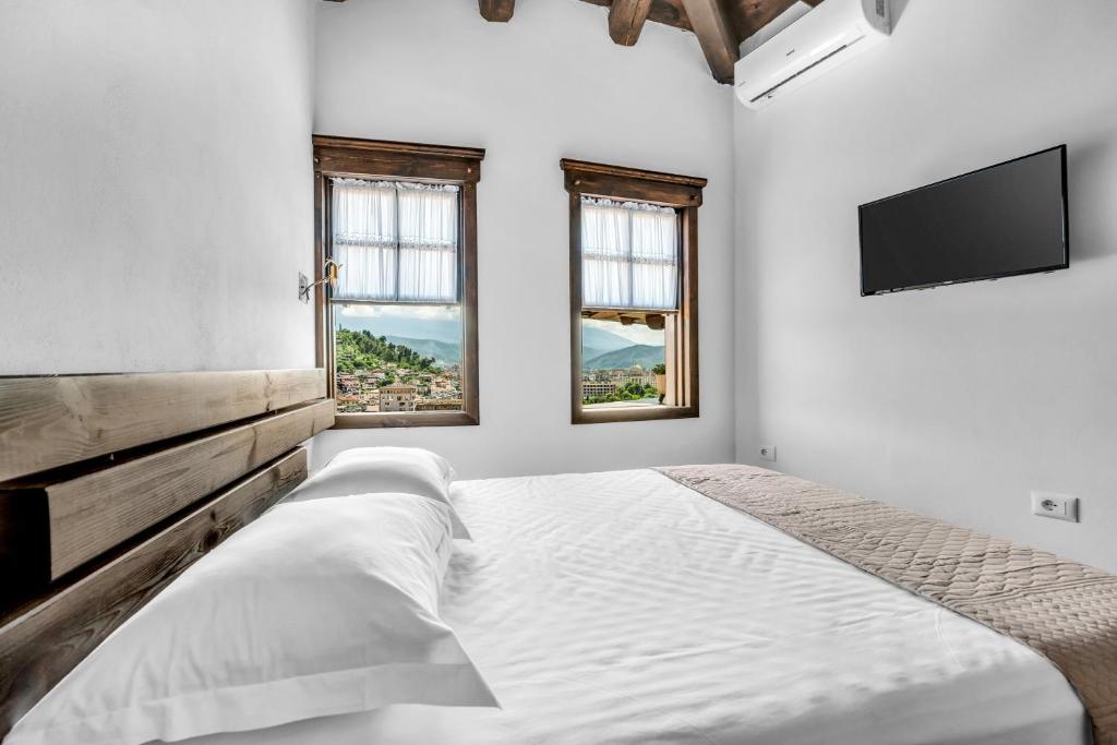 Postel nebo postele na pokoji v ubytování Hotel Bohem Berat