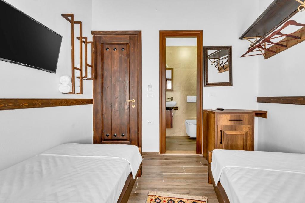 Postel nebo postele na pokoji v ubytování Hotel Bohem Berat