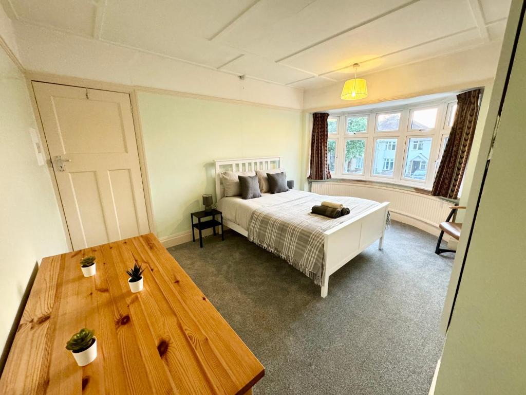 Postel nebo postele na pokoji v ubytování Spacious Double room near Southmead