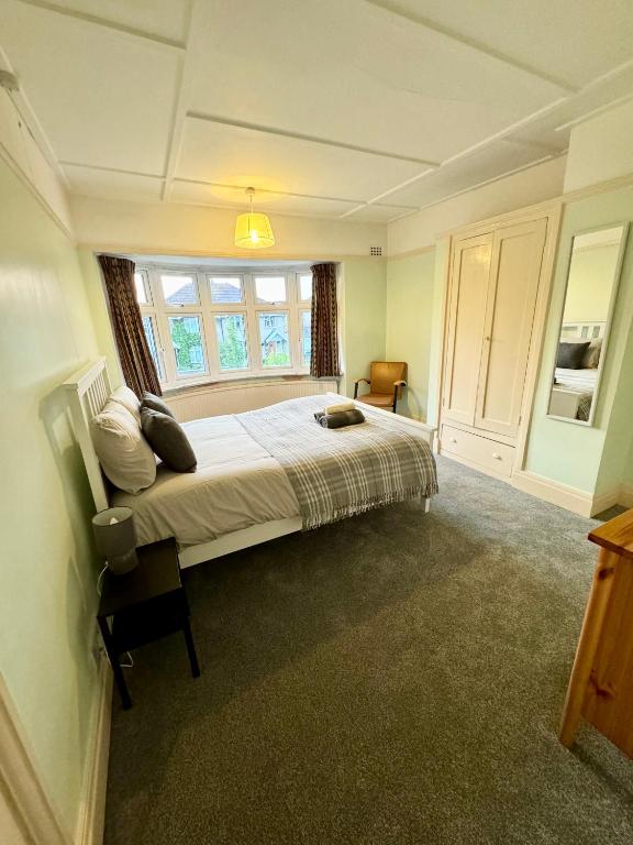 Postel nebo postele na pokoji v ubytování Spacious Double room near Southmead