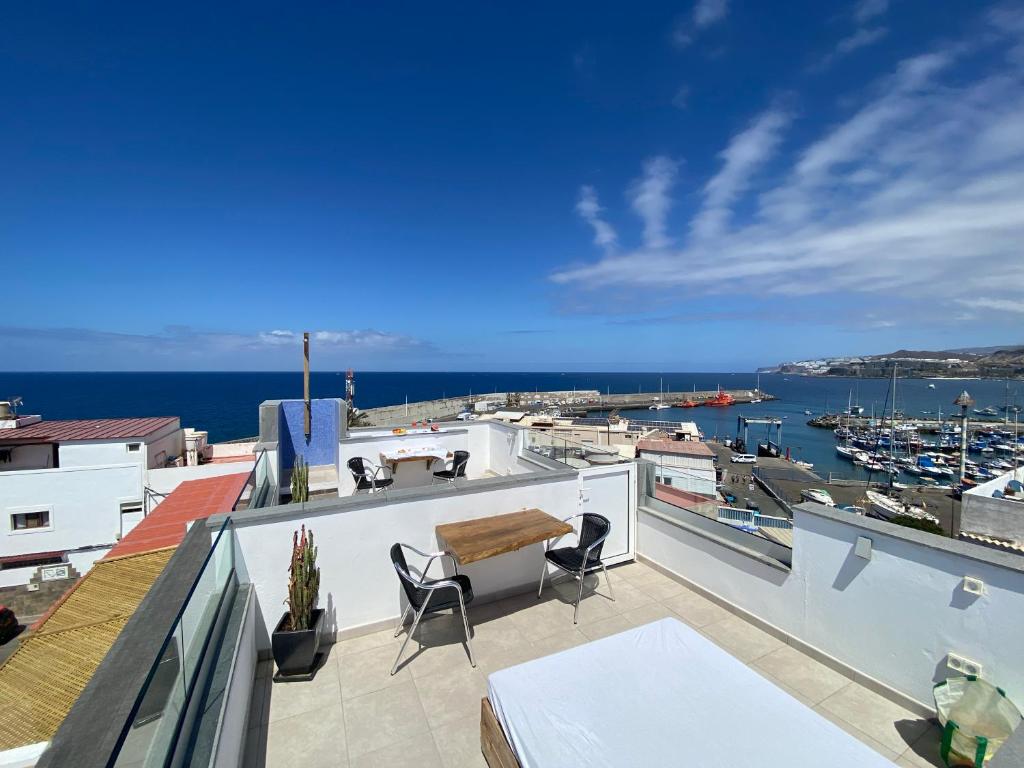 balkon z widokiem na przystań w obiekcie SUNNY DAY Deluxe 1 w mieście La Playa de Arguineguín