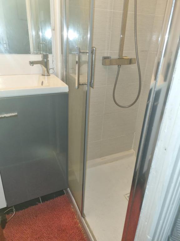 Bilik mandi di Chambre privée dans Maison au Quartier Calme