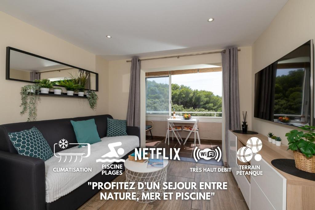 ein Wohnzimmer mit einem Sofa und einem großen Fenster in der Unterkunft Le Verd'ô - Piscine - Plage - Parking - Wifi - MyBestLoc in Six-Fours-les-Plages