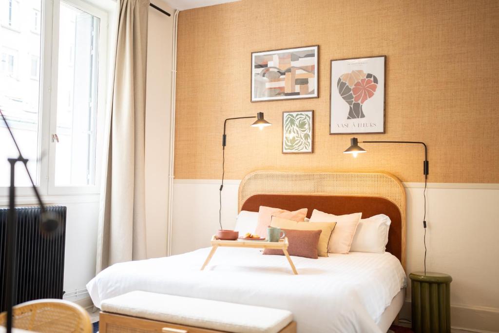 - une chambre avec un lit et une table dans l'établissement Villa Vichéia - Appartement 14, à Vichy