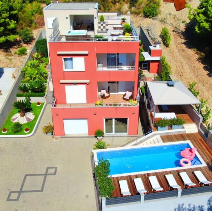 Bazén v ubytovaní Villa Arya with heated swimming pool, roof hot tub, sauna and gym near the beach alebo v jeho blízkosti