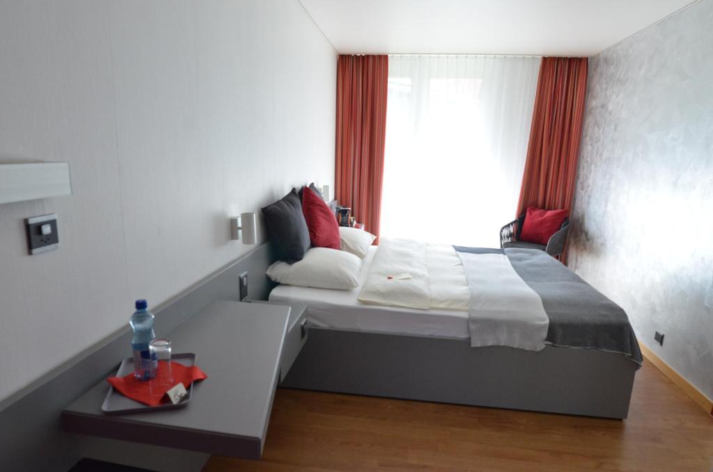 Postel nebo postele na pokoji v ubytování Hotel Egerkingen, idealer Zwischenstopp