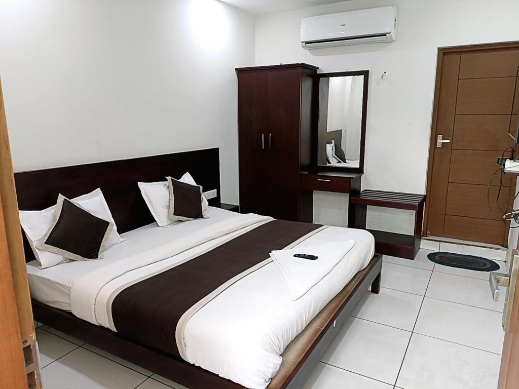 Postel nebo postele na pokoji v ubytování Grace Tourist Home
