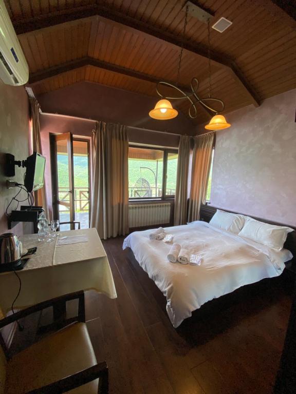 Postel nebo postele na pokoji v ubytování Hotel Ananuri