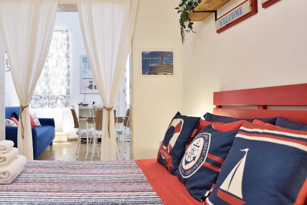 Un dormitorio con una cama y una sala de estar. en Terrazza sul Corso, en Pozzallo