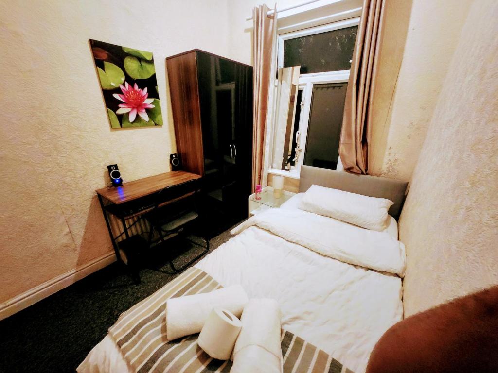 ボルトンにあるBoxroom SB Hatfield RDのベッドと窓のある小さな部屋