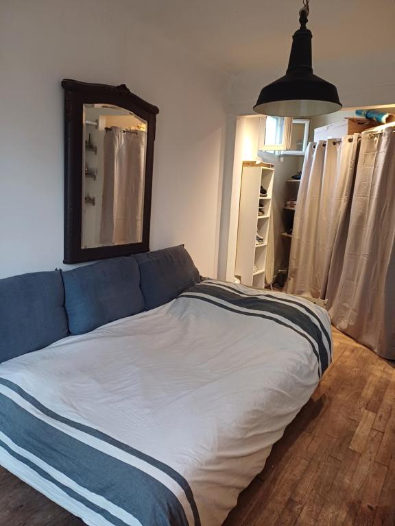 - un lit avec un canapé bleu dans l'établissement Studio in Paris Dupleix, à Paris