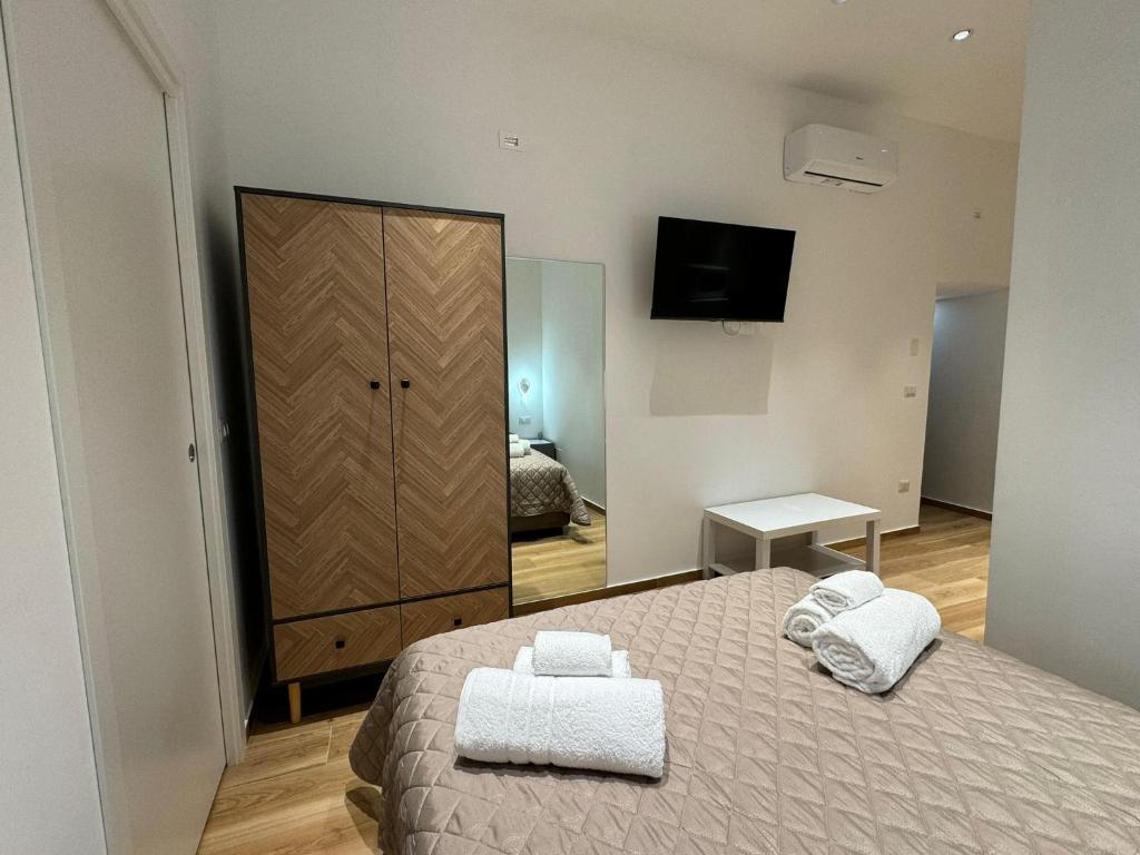 une chambre avec un lit et un grand miroir dans l'établissement City Room, à Palerme