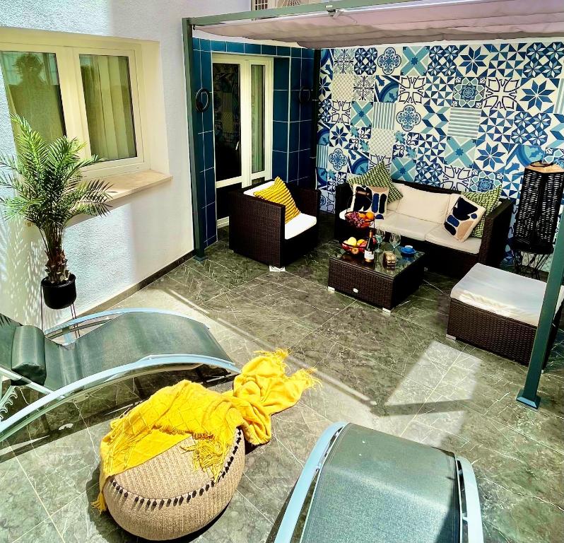 ein Wohnzimmer mit Sofas und einem Sofa in der Unterkunft Elegante Apartamento TRES COLORES in Alicante