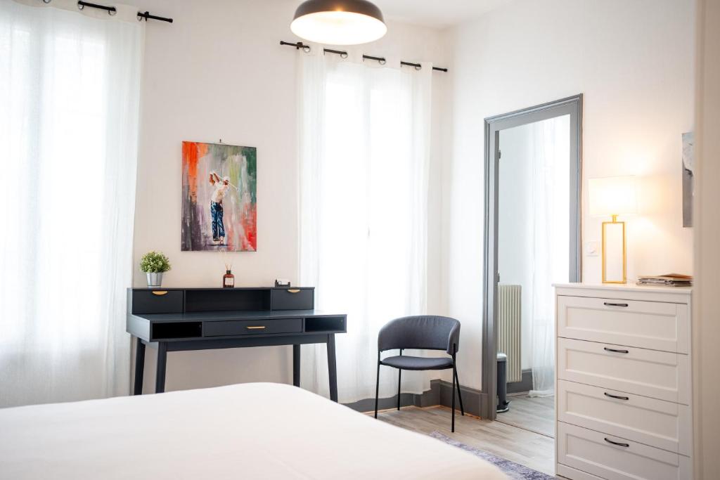 - une chambre avec un bureau et un lit dans l'établissement Villa Vichéia - Appartement 23, à Vichy