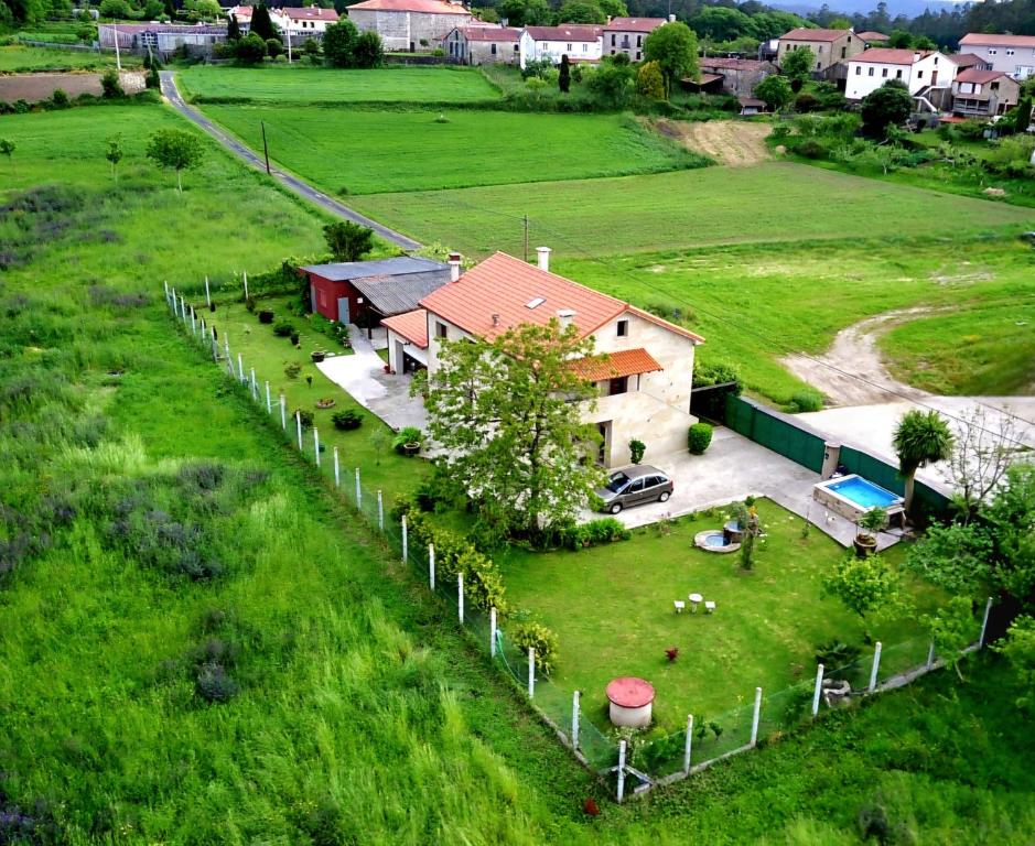 una vista aérea de una casa en un campo en Vivienda María Lourdes, en Brión