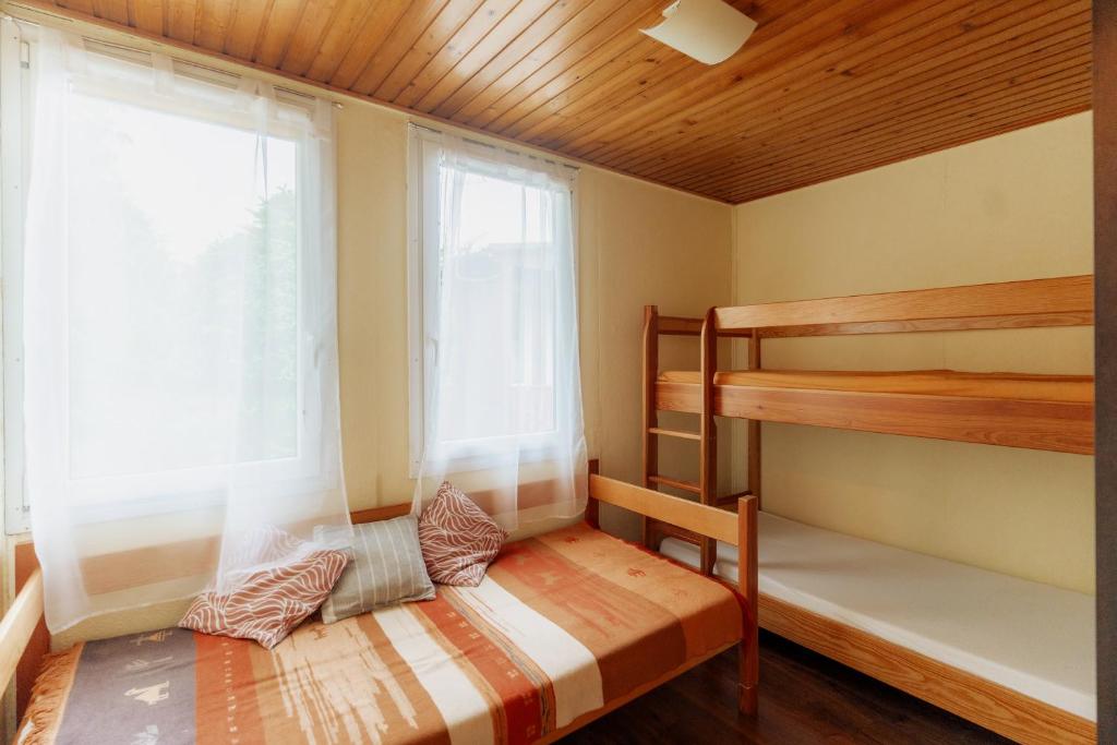 Postel nebo postele na pokoji v ubytování Domki letniskowe OWRAC