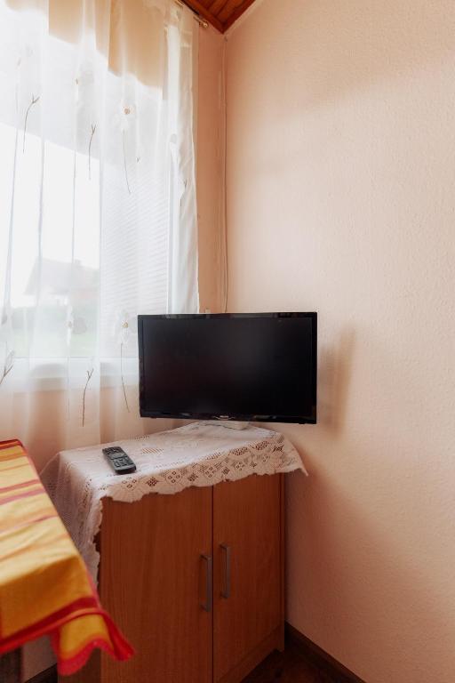 TV a/nebo společenská místnost v ubytování Domki letniskowe OWRAC