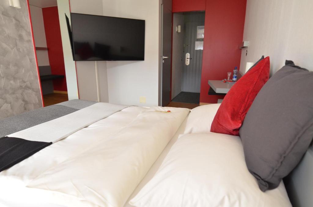 Postel nebo postele na pokoji v ubytování Hotel Egerkingen, idealer Zwischenstopp