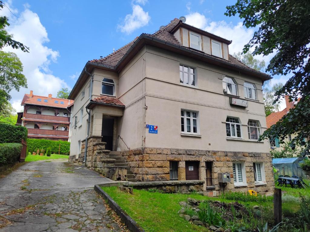 una vecchia casa con tetto di Slate Apartament Polanica - Zdrój a Polanica-Zdrój