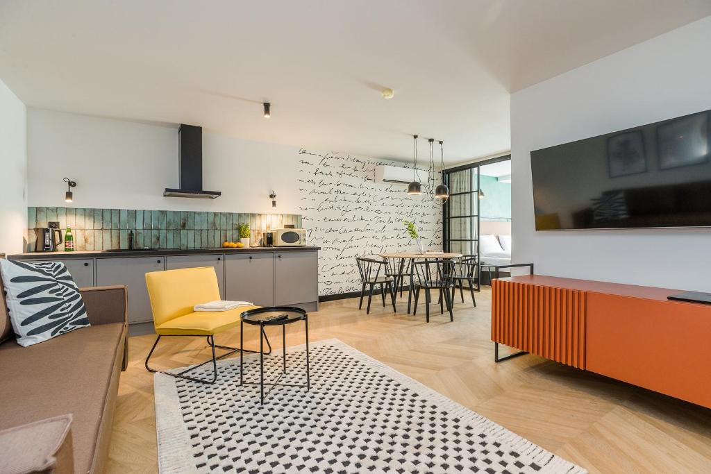 Una cocina y una sala de estar con mesa y sillas. en Apartamenty Lalka by ShortStayPoland, en Lublin