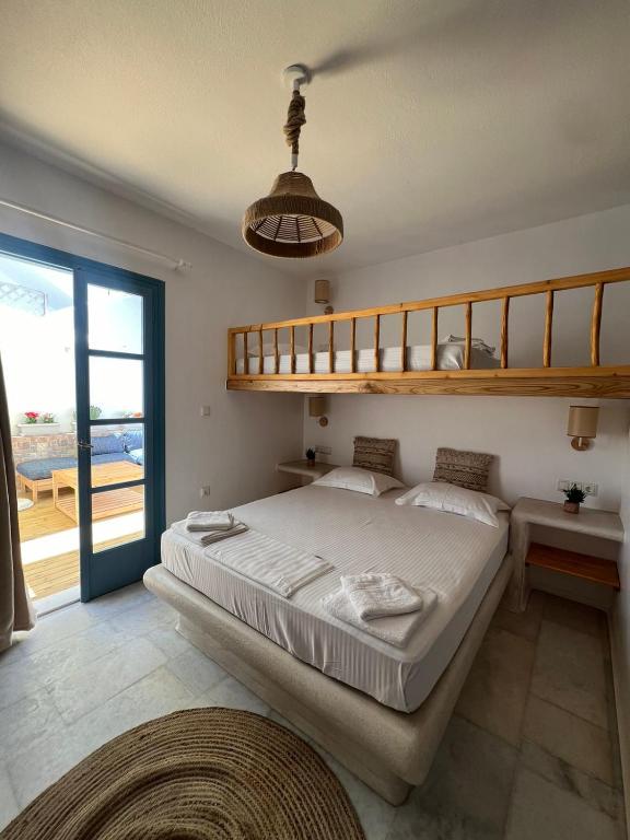 Posteľ alebo postele v izbe v ubytovaní BLUE IN NAXOS