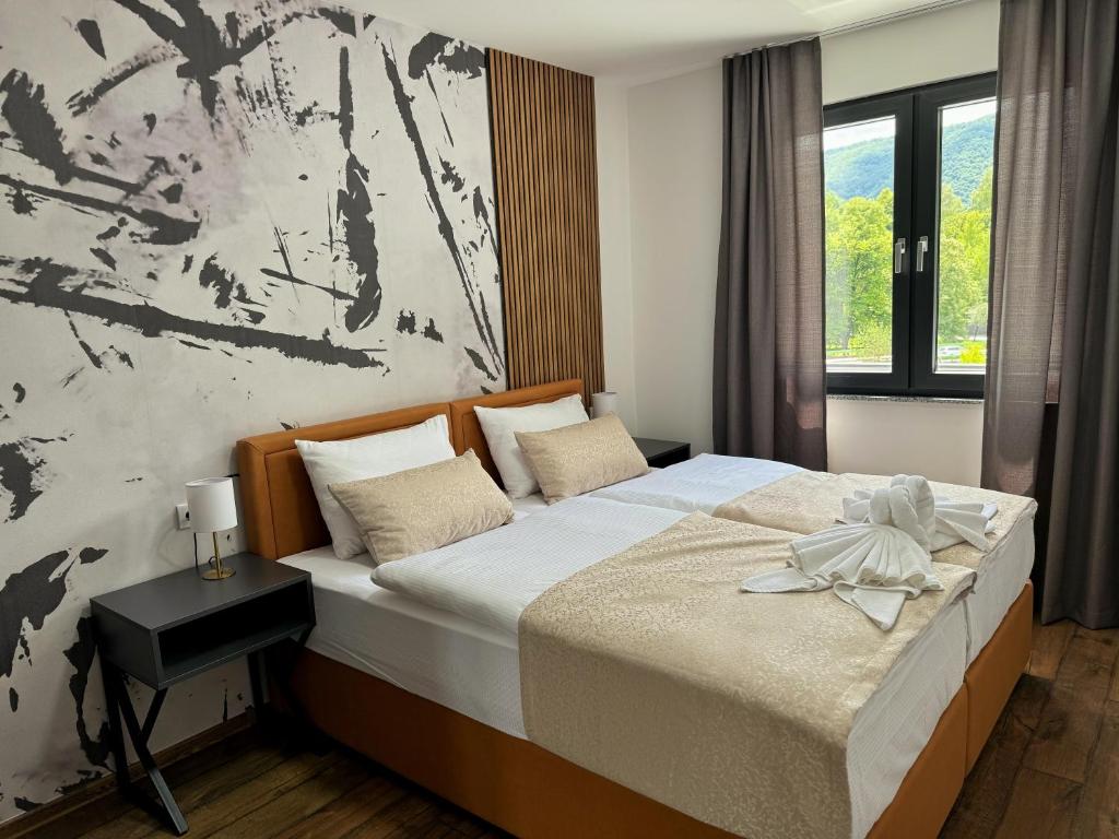 ヤイツェにあるHotel Turist 98のベッドルーム1室(大型ベッド1台付)