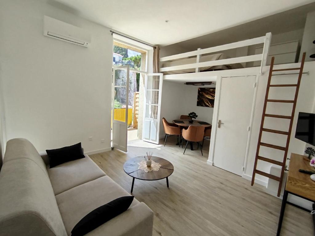 - un salon avec un canapé et une mezzanine dans l'établissement Studio mezzanine, à Cannes