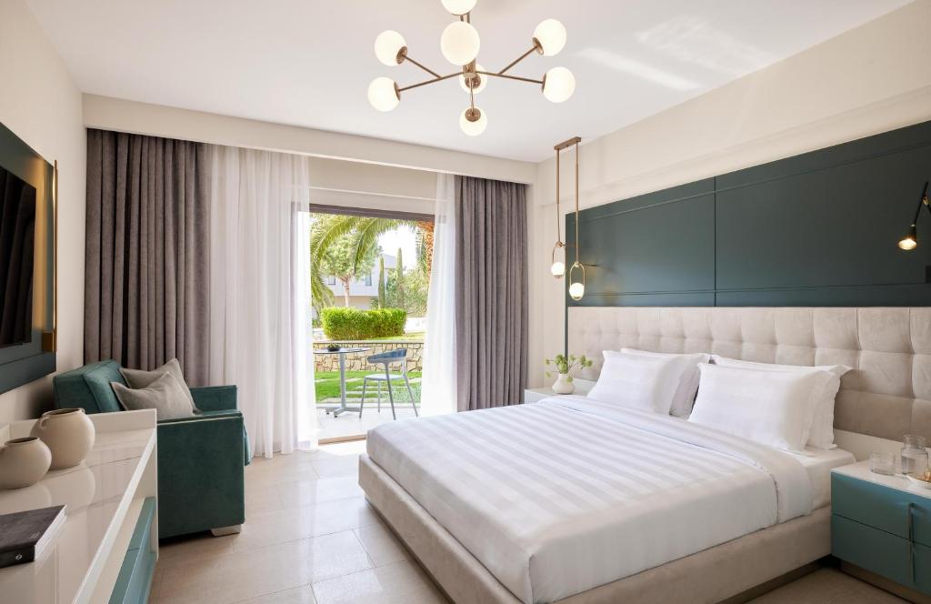 A bed or beds in a room at Pomegranate Wellness Spa Hotel