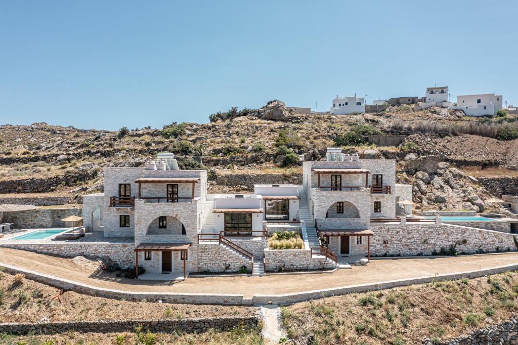 uma vista aérea de uma casa no deserto em Marble Arch Apartments em Naxos Chora