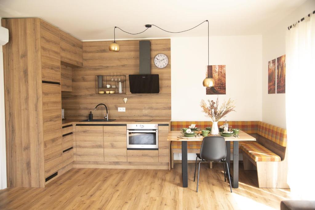 Kuchyň nebo kuchyňský kout v ubytování Nora Apartments