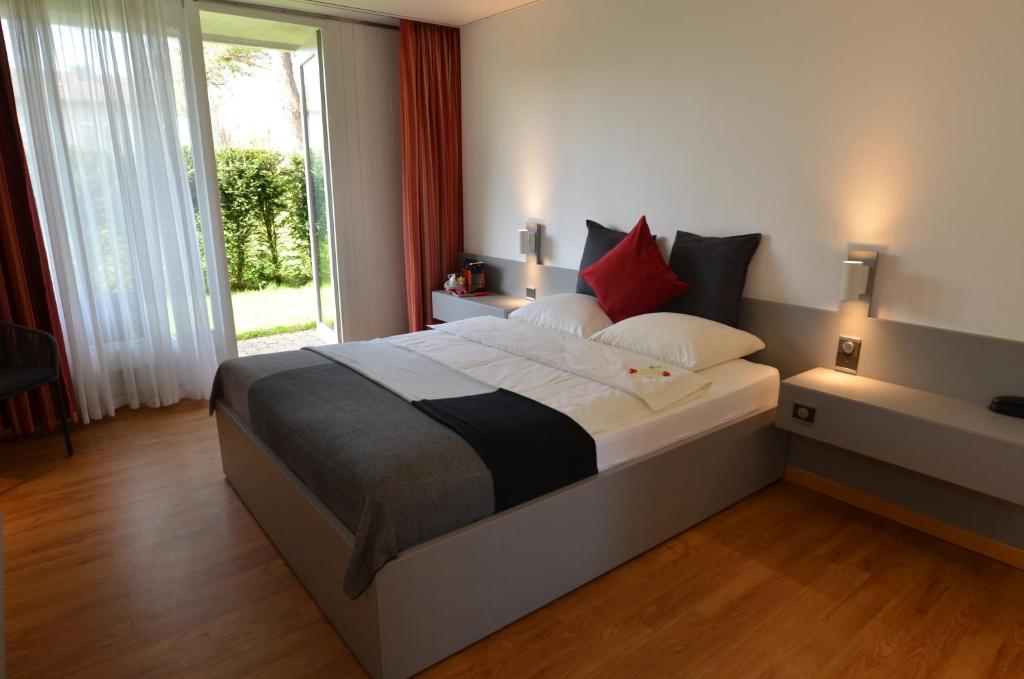 Postel nebo postele na pokoji v ubytování Hotel Egerkingen, idealer Zwischenstopp