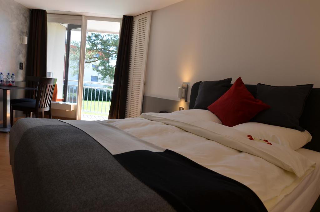 Postel nebo postele na pokoji v ubytování Hotel Egerkingen, idealer Zwischenstopp