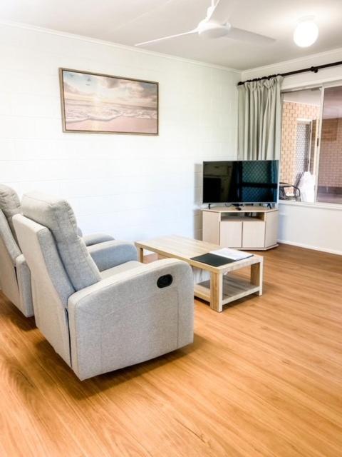 TV a/nebo společenská místnost v ubytování Beachside Units in the heart of Bargara