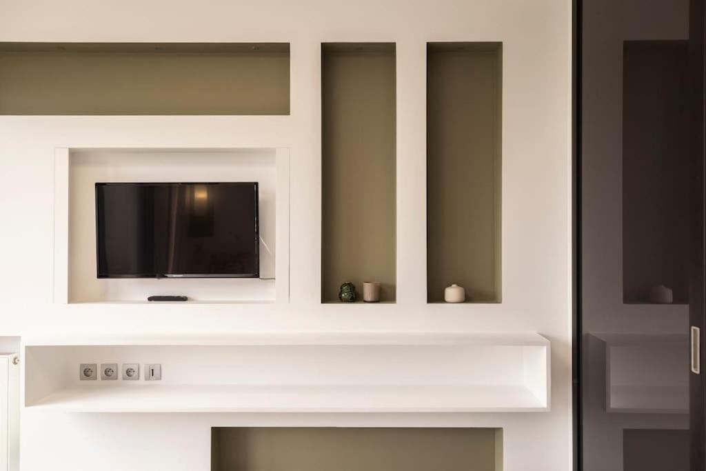 Elle comprend une cheminée et une télévision. dans l'établissement Loft de luxe aux portes de Paris, à Montreuil